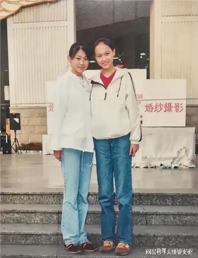 唐嫣着装朴素五官依然俏丽笑容甜美。龙8国际龙8网站唐嫣旧照照片中的