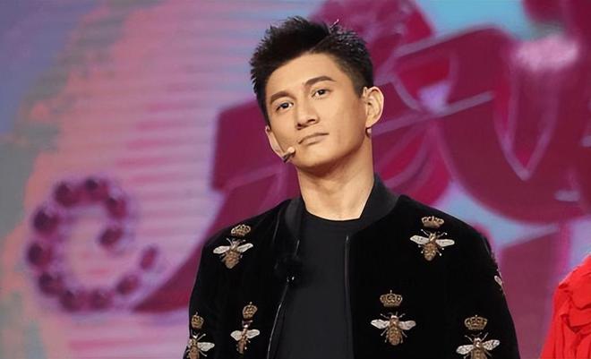 女助理出行又被拍女方看着他笑的很灿烂long8唯一登录被曝离婚后吴奇隆和(图11)
