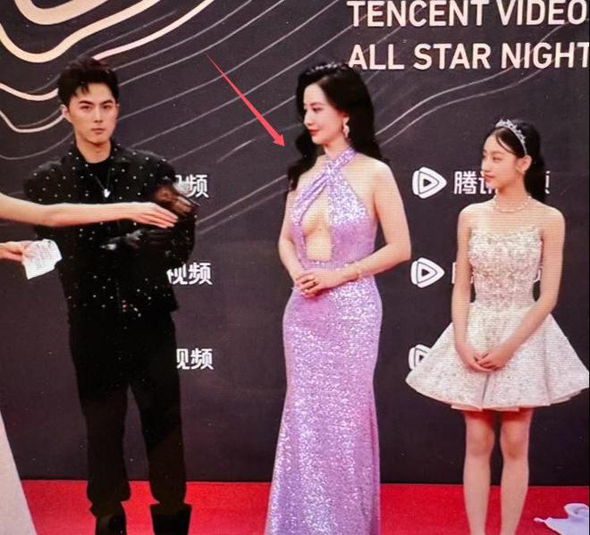 开胸礼服唐嫣高定黑裙却被压轴的赵丽颖抢镜Long8国际平台登录入口澳门这天：张萌(图2)
