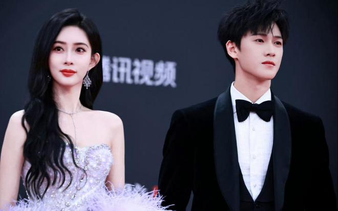 开胸礼服唐嫣高定黑裙却被压轴的赵丽颖抢镜Long8国际平台登录入口澳门这天：张萌(图6)