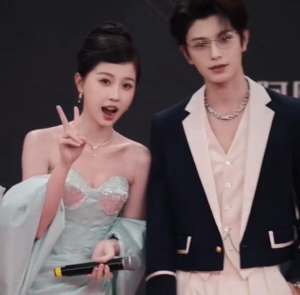 开胸礼服唐嫣高定黑裙却被压轴的赵丽颖抢镜Long8国际平台登录入口澳门这天：张萌(图8)