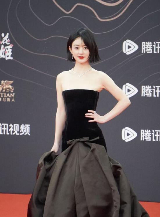 开胸礼服唐嫣高定黑裙却被压轴的赵丽颖抢镜Long8国际平台登录入口澳门这天：张萌(图22)