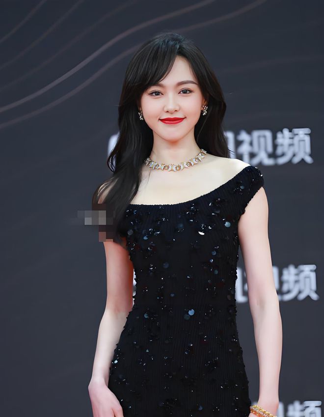 开胸礼服唐嫣高定黑裙却被压轴的赵丽颖抢镜Long8国际平台登录入口澳门这天：张萌(图20)