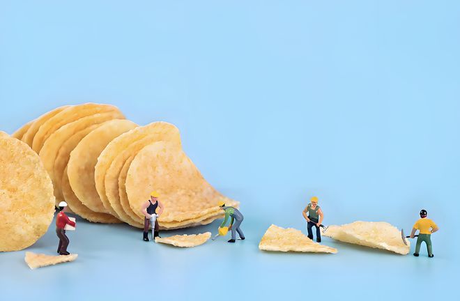 分散 万亿休闲零食行业千帆待发龙8国际点此进入渠道崛起格局